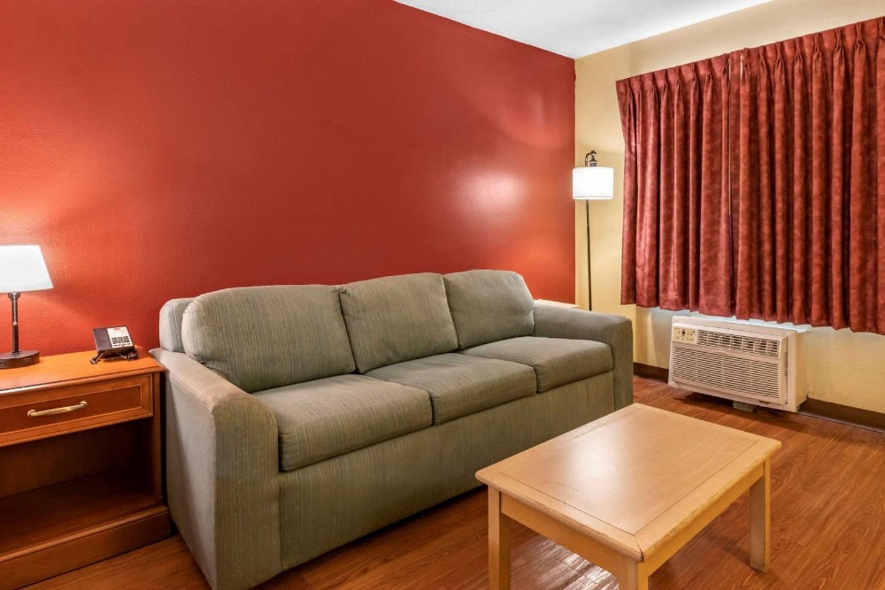Econo Lodge Inn & Suites Maingate Central