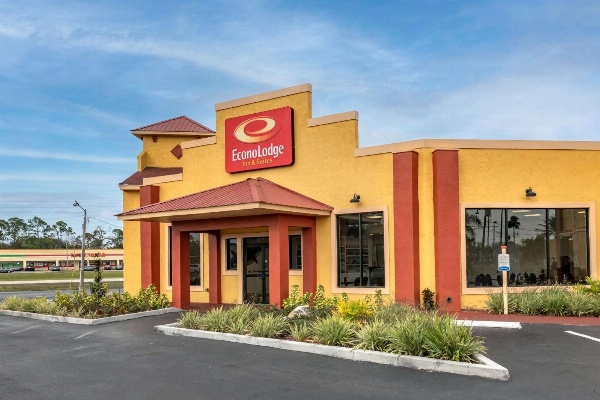 Econo Lodge Inn & Suites Maingate Central image 1